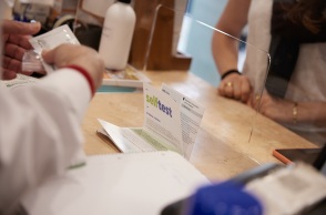 Self tests: Ο ΣΥΡΙΖΑ κάνει λόγο για σκάνδαλο που δεν κρύβεται μετά την απόφαση να κριθεί έκπτωτη η εταιρία Swiss Med, η κυβέρνηση απαντά διά του Νίκου Χαρδαλιά