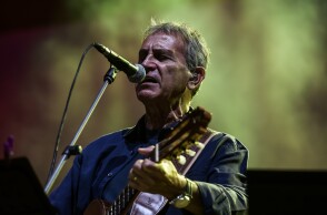  Γιώργος Νταλάρας 