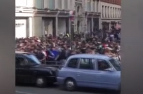 Εικόνες συνωστισμού έξω από τα Harrods στο κεντρικό Λονδίνο