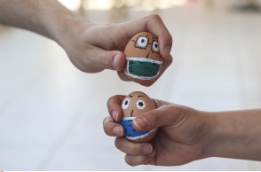 Πασχαλινά αυγά με μάσκα - Τσούγκρισμα