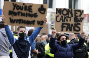 European Super League: Οπαδοί της Τσέλσι διαδηλώνουν για το σχεδιαζόμενο «σχίσμα» στο ευρωπαϊκό ποδόσφαιρο