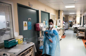 Nοσηλεύτρια με μάσκα για τον κορωνοϊό σε νοσοκομείο (ΦΩΤΟ ΑΡΧΕΙΟΥ)