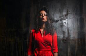 Γυναικα με κόκκινο maxi φόρεμα