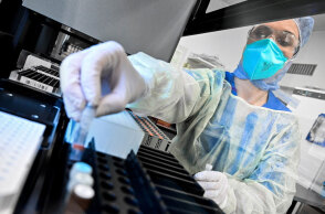 Υγειονομικός με μάσκα για τον κορωνοϊό σε νοσοκομείο όπου γίνεται εμβολιασμός για Covid-19