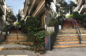 Η οδός Μαρασλή στο Κολωνάκι πριν (αριστερά) και μετά (δεξιά) τον καθαρισμό από το Δήμο