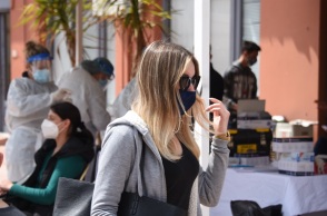 Κοπέλα με μάσκα