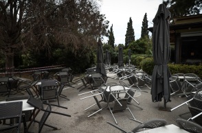 Τραπεζοκαθίσματα σε εξωτερικό χώρο καταστήματος εστίασης