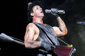 Ο τραγουδιστής των Rammstein, Till Lindemann, στη συναυλία τους στην Αθήνα το 2010