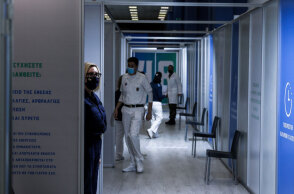 Εμβολιασμός στην Ελλάδα για κορωνοϊό - Στιγμιότυπο από εμβολιαστικό κέντρο