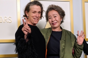 Από αριστερά: Η Φράνσις ΜακΝτόρμαντ νικήτρια του Όσκαρ Α' Γυναικείου Ρόλου και η Γιου-Τζουνγκ Γιουν, νικήτρια του Β' Γυναικείου Ρόλου  