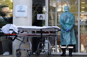 Κορωνοϊός στη Γαλλία: Νοσηλευτής με προστατευτική στολή έξω από νοσοκομείο