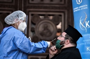 Rapid test σε ιερείς έξω από τη Μητρόπολη Αθηνών