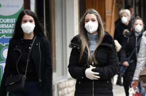 Βοσνία - Κορωνοϊός: Κοπέλες με μάσκα για τον κορωνοϊό περπατούν στο Σεράγεβο