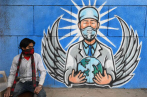 Κορωνοϊός: Νεαρός με μάσκα με φόντο γκράφιτι για την πανδημία Covid-19