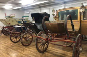 Τατόϊ: Οι βασιλικές άμαξες μεταφέρθηκαν σε νέο χώρο αποθήκευσης