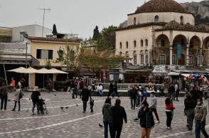 Πολίτες με μάσκα στην πλατεία Μοναστηρακίου