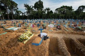 Βραζιλία - Κορωνοϊός: Ένας άνδρας θρηνεί στον τάφο της μητέρας του η οποία πέθανε από Covid-19 στην πόλη Μανάους, στον Αμαζόνιο