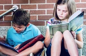 Παιδιά που διαβάζουν βιβλία