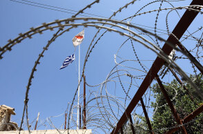 Η κυπριακή και η ελληνική σημαία κυματίζουν σε στρατιωτικό φυλάκιο στη Λευκωσία - Ξεκίνησαν οι επαφές για το Κυπριακό στην Ελβετία