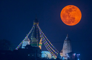 Το σούπερ «ροζ φεγγάρι» υψώνεται στο Κατμαντού, Νεπάλ