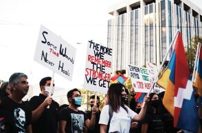 Άνθρωποι με πλακάτ σε διαδήλωση