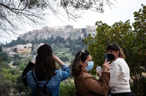 Πολίτες με μάσκα στο κέντρο της Αθήνας 