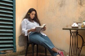 Κοπέλα που διαβάζει βιβλίο