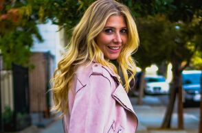 Γυναίκα περπατάει στον δρομο