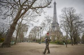 Γάλλος στρατιωικός μπροστά από τον Πύργο του Άιφελ