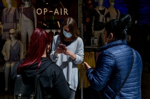 Στιγμιότυπα από την αγοραστική κίνηση στην οδό Ερμού στο κέντρο της Αθήνας.Από σήμερα νέο επρταστικό ωράριο στα καταστήματα και για όλη την Μ.εβδομάδα ενόψει του Πάσχα