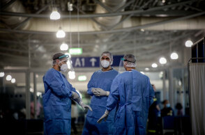 Υγειονομικοί με προστατευτικές στολές για κορωνοϊό - Ο ΕΟΔΥ ανακοίνωσε τα νέα κρούσματα στην Αττική τη Μεγάλη Πέμπτη (29/4)