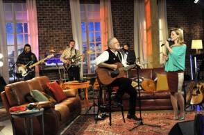 Φωτογραφία από την εκπομπή «Μουσικό Κουτί» με τον Νίκο Πορτοκάλογλου και τη Ρένα Μόρφη στην ΕΡΤ