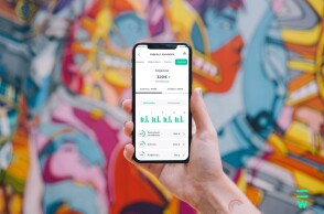 Κινητό που απεικονίζει την εφαρμογή waiz