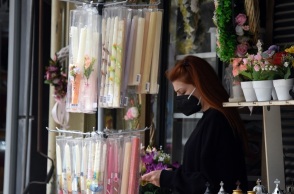 Γυναίκα με μάσκα σε κατάστημα