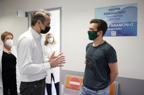 Ο Κυριάκος Μητσοτάκης σε εμβολιαστικό κέντρο στη Ραφήνα συνομιλεί με νέους