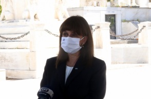 Η ΠτΔ, Κατερίνα Σακελλαροπούλου, στην επιμνημόσυνη δέηση στη μνήμη των θυμάτων της πανδημίας