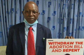 Stephen Karanja, ο γιατρός στην Κένυα που έλεγε στον κόσμο να μην εμβολιαστεί για τον κορωνοϊό - Πέθανε από επιπλοκές της Covid-19