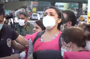 Κωνσταντινούπολη - Εργατική Πρωτομαγιά: Νεαρή συλλαμβάνεται από αστυνομικούς σε επεισόδια