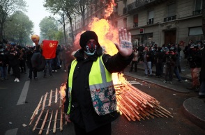 Μέλος των Κίτρινων Γιλέκων σε διαδήλωση για την εργατική Πρωτομαγιά στο Παρίσι