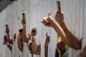 Χέρια που κρατούν smartphones