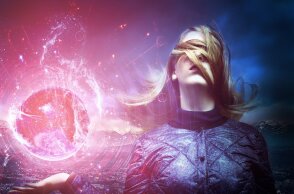 Γυναίκα που κρατάει κρυστάλινη σφαίρα