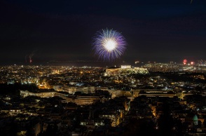 Πυροτεχνήματα στον ουρανό της Αθήνας για τον εορτασμό της Ανάστασης το Πάσχα του 2021