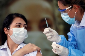 Γιατροί της Θεραπευτικής Κλινικής της Ιατρικής Σχολής του ΕΚΠΑ απαντούν σε 5 βασικά ερωτήματα όσων έχουν εμβολιαστεί κατά του κορωνοϊού.