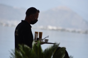 Το άνοιγμα των καφέ και των εστιατορίων στους εξωτερικούς χώρους, έστω χωρίς μουσική και με αυστηρή τήρηση των μέτρων κατά της Covid, έφερε αέρα αισιοδοξίας