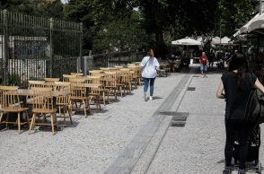 Στιγμιότυπο από κατάστημα εστίασης στο κέντρο της Αθήνα την Δευτέρα 3 Μαΐου 2021. Η εστίαση "επέστρεψε" ύστερα από έξι μήνες, με αυστηρά μέτρα, αποστάσεις, μάσκες, κόσμο στο 50% και μόνο έξω και ωράριο