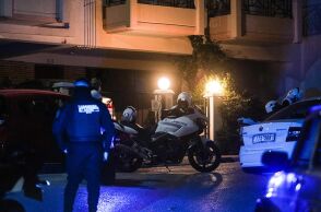 Αστυνομικοί έξω από σπίτι στην Ηλιούπολη μετά από επίθεση