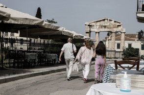 Καιρός: Σύννεφα και σκόνη στον ουρανό - Υψηλές θερμοκρασίες