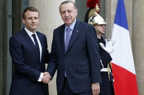 Χειραψία του Εμανουέλ Μακρόν και του Ρετζέπ Ταγίπ Ερντογάν