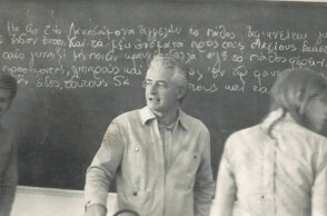 Φωτογραφία του Βασίλη Κρεμμυδά σε τάξη της Σχολής Μωραΐτη τα πρώτα χρόνια της μεταπολίτευσης