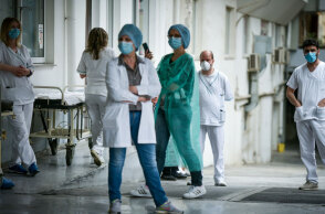 Υγειονομικοί στην είσοδο νοσοκομείου - Λίγο πάνω από το 60% ο εμβολιασμός στη συγκεκριμένη κατηγορία στην Ελλάδα (ΦΩΤΟ ΑΡΧΕΙΟΥ)